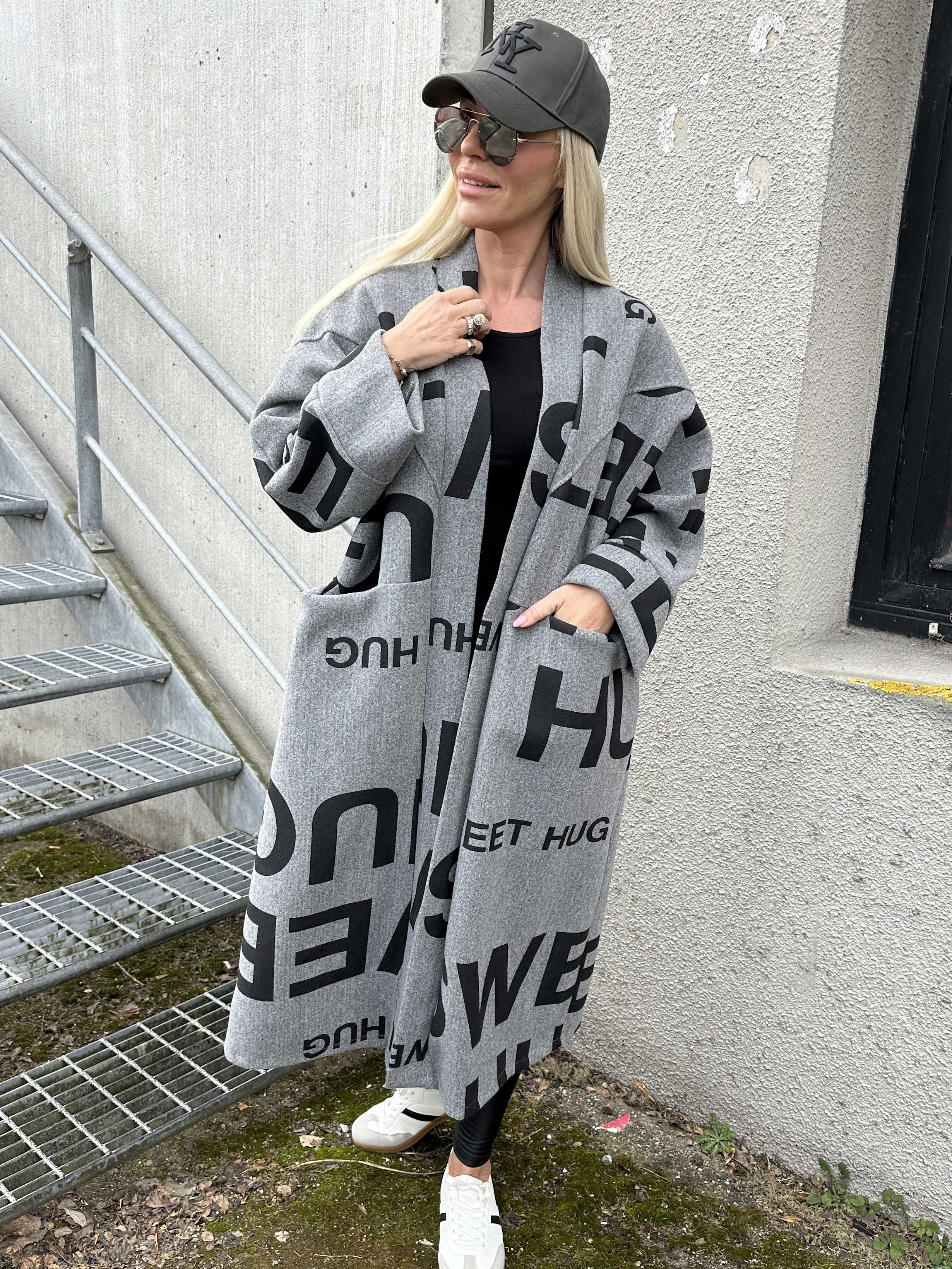 Annah Graphic - Oversized frakke med tydelige syninger og tekst